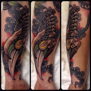 Tatuaje de una daga por Rakov Serj