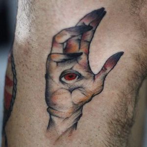 Mão do monstro do filme O Labirinto do Fauno por Bea Sutecas! #BeaSutecas #Tatuadorasbrasileiras #PansLabyrinth #OLabirintoDoFauno #guillermodeltoto #movie #geed #nerd #cult #horror #handtattooo #hand #mão #monster #monstro #panslabyrinthmonster