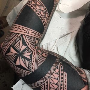 A bold Polynesian sleeve via Chris Higgins (IG—higginsandco). #blackwork #ChrisHiggins #Polynesian #tribal