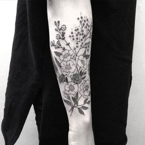 Flowers tattoo by Emily Alice Johnston, photo: Instagram #Flowers #tattoo #blackandgrey #blackwork #EmilyAliceJohnston #black