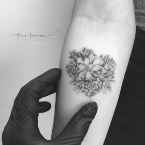 #CrizSuconic #brasil #brazil #brazilianartist #TatuadorasDoBrasil #blackwork #realismo #realism #delicate #delicada #fineline #flor #flower #coração #heart #folha #leaf #planta #plant