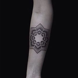 Tattoo by Helen Hitori #blackwork #mandala #dotwork #HelenHitori