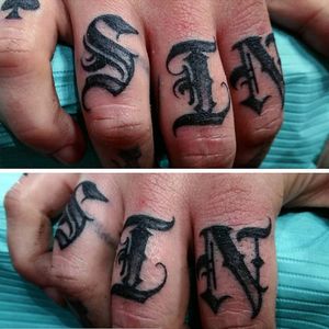 Three fingers that read "SIN" via David "Vandal" Ruiz (IG—vandaltattoos). #DavidVandalRuiz #knuckles #lettering #script #typography
