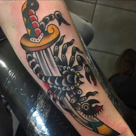 Un escorpión con una daga atraviesa el cuerpo.  Tatuaje de David Simpson # dagger #DavidSimpson #scorpion #traditional