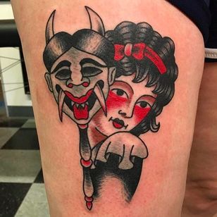 Tatuaje de niña espeluznante y linda sosteniendo una máscara de demonio.  Tatuaje limpio y sólido del conserje Jake.  #JanitorJake #HatCityTattoo #traditional #fat tattoos #girlhead #hannya #mask