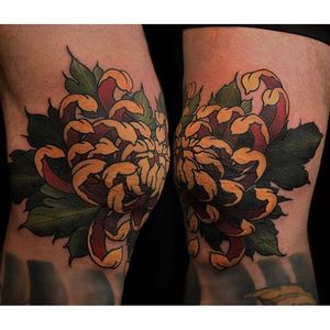 Chrysanthemum knee tattoo by La Madre Muerta. #flower #chrysanthemum #neotraditional #Japanese #LaMadreMuerta
