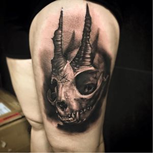 Satanic skull tattoo by Neon Judas #NeonJudas #DavidRinklin #blackandgrey #realistic #realism #macabre #horror #skull #satanic