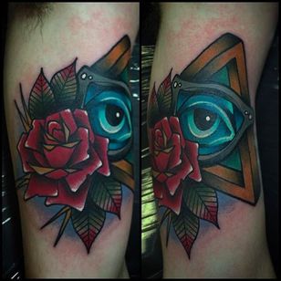 El ojo que todo lo ve se enfría con una rosa increíblemente sólida.  Tatuaje de Shane Klos.  #shaneklos #neotradicional #ilustrativo #revolutioninkstudio #allseeingeye #rose