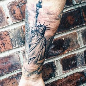 Black and grey realistic rendering of the Statue of Liberty by Luke Catleugh. #realism #blackandgrey #statueofliberty #newyork #NY #statue #LukeCatleugh