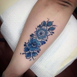 Delft blue tattoo by Sami Locke #delftblue #delftporcelain #porcelain #blueink #SamiLocke #flower