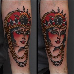 A wonderful looking lady head bedazzled in jewelry from Tony Nilsson's (IG—tonybluearms) portfolio. #color #ladyhead #TonyNilsson #traditional