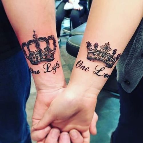 One Life One Love couple tattoos via @cassidycheyenne_1694 on Instagram #coupletattoo #coupletattoos #matchingtattoos #romantic #tattooedcouple #lovetattoos #King #Queen #crown