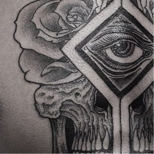 Close-up of details on tattoo by Ien Levin #closeup #eye #dotwork #dotshading #blackwork #blckwrk #detail #details #detailed #IenLevin