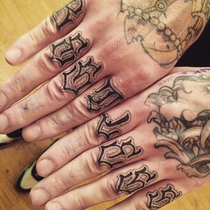 'Restless' Lettering Tattoo by Niorkz Meniconi #Lettering #KnuckleTattoos #LetteringKnuckleTattoos #ScriptTattoos #Script #FingerTattoos #NiorkzMeniconi