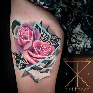 Flores #ChrisRigoni #gringo #grafico #graphic #realism #realismo #blackwork #colorido #fullcolor #geometric #geometrica #rose #rosa #flor #flower #tiangulo #triangle #folha #leaf #pontilhismo #dotwork