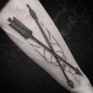 Arrow Tattoo por Luca Cospito #arrow #blackwork #blackworkartist #blackink #darkart #darkartist #spanishartist #LucaCospito