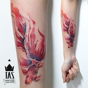 Tatuaje de pez por Rodrigo Tas #WatercolorTattoo #WatercolorTattoo #WatercolorArtists #Watercolor #Brazil #BrazilianTattooArtists #RodrigoTas #fish