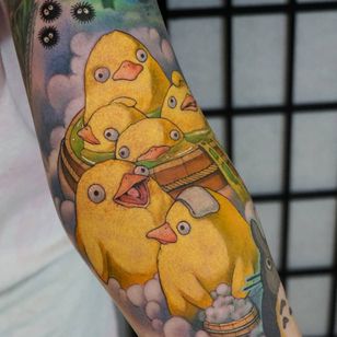 Spirited Away duckies tattoo por Hori benny #HoriBenny #movietattoos #color #newtraditional #newschool #studioghibli #duck #bathkar #bubbles #sootsprite #totoro #spiritedaway #japanese #animation #tattoooftheday