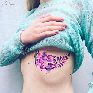 Tatuaje de flores moradas debajo del pecho por Pis Saro @Pissaro_tattoo #PisSaro #PisSaroTattoo #Nature #Watercolor #Naturtattoo #Watercolortattoo #Botanical #Botanicaltattoo #Crimea #Russia