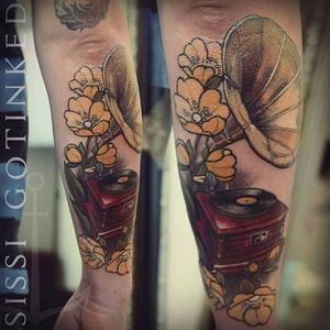 Clean and solid phonograph tattoo with some blossoms. Amazing work by Konstanze K. #KonstanzeK #illustrativetattoos #music #phonograph #blossom