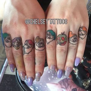 Snow White and the Seven Dwarfs knuckle tattoos by Chelsey Hamilton. #neotraditional #ChelseyHamilton #knuckletattoo #SnowWhite #dwarfs #poisonapple