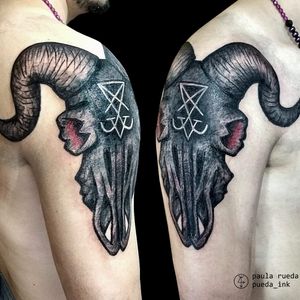 Crânio de bode por Paula Rueda! #PaulaRueda #tatuadorasbrasileiras #tattoobr #tattoodobr #tatuadorasdobrasil #darkart #blackwork #sketch #skull #goat #bode #crânio #chifre #horn