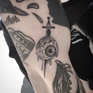 Eye Tattoo por Alexis Kaufman #eye #blackwork #blckwrk #blackink #blacktattoos #blackworkartist #AlexisKaufman