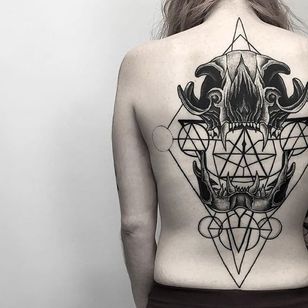 Otros tatuajes de calaveras (IG — otheser_dsts) se ven mal a gran escala, especialmente en la espalda.  #geométrico #gran escala #minimalista #otros