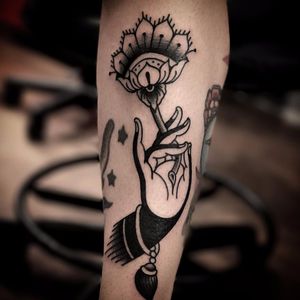 Por Torra Tattoo #TorraTattoo #brasil #brazil #brazilianartist #tatuadoresdobrasil #blackwork #ornamental #mao #hand #flor #flower #pontilhismo #dotwork