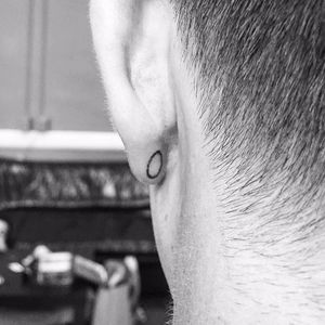 Stick'n'Poke back-of-ear-lobe-tattoo by @lovesquadtattoo via Instagram #earlobe #earlobetattoo #minimalistic #minimalism #circle #round #micro #microtattoo
