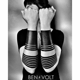 Algunos de los brazaletes negros rudos de Ben Volt (IG - leg voltios).  #BenVolt #blackwork #Fed # axilas #negativespace