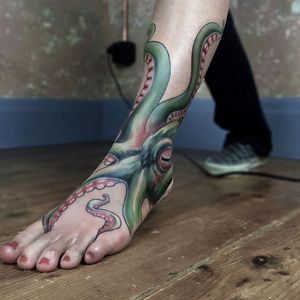 Octopus tattoo by Serkan Demirboga #SerkanDemirboga #octopustattoos #color #realistic #realism #newtraditional #mashup #oceanlife #ocean #animal #tentacles #tattoooftheday