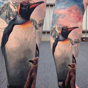 Incredible color realism adult and baby penguin piece by Torsten Malm. #realism #colorrealism #penguin #bird #TorstenMalm