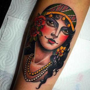 Sencillo e impresionante tatuaje tradicional de dama gitana por Xam @XamTheSpaniard #Xam #XamtheSpaniard #Beautiful #Gypsy #Girl #Lady #Traditional #sevendoorstattoo #London