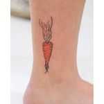 A cute little carrot tattoo by Ana Schirmer #vegetabletattoo #carrottattoo #anaschirmer
