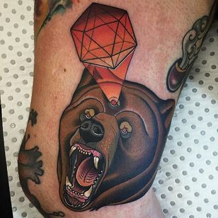 Tatuaje de oso neo tradicional por Drew Shallisn #NeoTraditionalBear #NeoTraditional #BearTattoo #BearTattoo #DrewShallis #bear