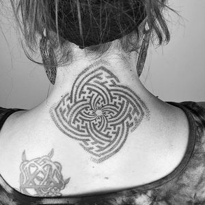 Rad looking little tattoo by Inga Hannarr. #ingahannarr #geometric #dotwork