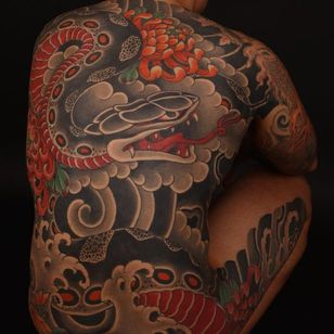 Una pieza de espalda grande y valiente de una serpiente gigante a través de Rodrigo Melo (IG rodrigomelotattoo).  #bodysuit #japanese #RodrigoMelo #serpiente #tradicional