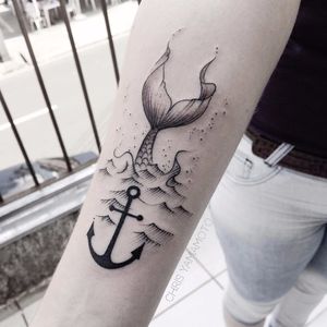 Tattoo por Chris Yamamoto! #ChrisYamamoto #TatudoresBrasileiros #TatuadoresdoBrasil #Tattoobr #TattoodoBr #mermaid #sereia #mermaidtale #anchor #âncora #delicate #delicada #fineline #linhafina #traçofino