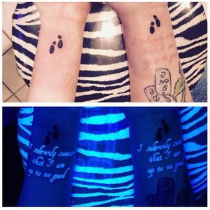 Sabe quem fez essa tatuagem? Conte pra gente nos comentários! #HerryPotter #HarryPotterTattoo #HP #HPtattoo #maraudersmap #maraudersmaptattoo #MapaDoMaroto #MapaDoMarotoTattoo #UVink #LuzNegra #blacklight #blacklighttattoo #Hogwarts
