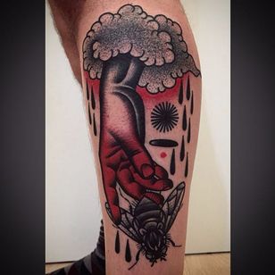 Tatuaje de mano derecha roja por Giacomo Sei Dita