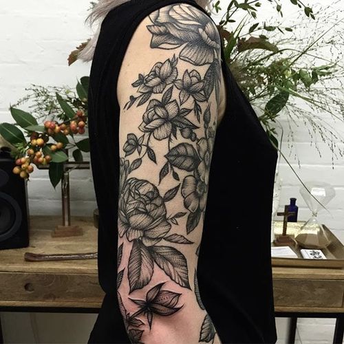 A wonderful half-sleeve of flowers from Rebecca Vincent's (IG—rebecca_vincent_tattoo) exquisite portfolio.  #black #floral #RebeccaVincent #roses