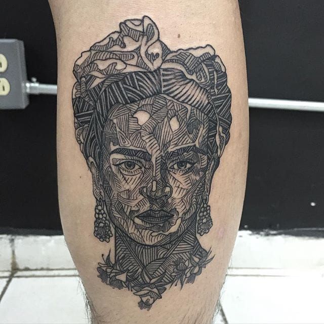 Blackwork Frida Kahlo Tattoo por Victoria de Ucrania #fridakahlo #fridakahlotattoo #fridakahlotattoos #blackworkfridakahlo #blackworkportrait #blackwork #VictoriadeUcrania
