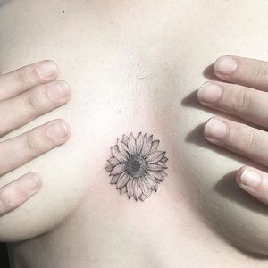 Sunflower tattoo by Luiza Oliveira. #LuizaOliveira #fineline #floral #feminine #dotwork #sunflower