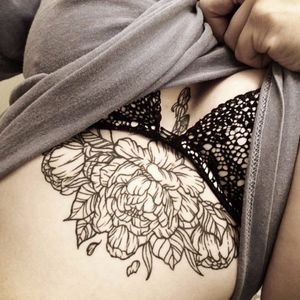 Linework scar tattoo cover up of Lyndsay. #coverup #scar #linework #flower #selfharm