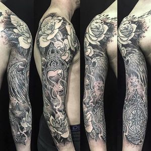 B&W arm sleeve by Guillaume Gasnot (via IG -- gell_one) #guillaumegasnot #hourglass #floral #sleeve