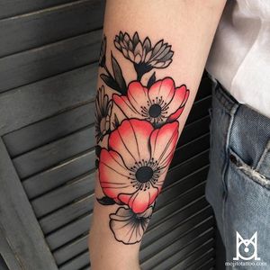 Flower Tattoo by Morgane Jeane #flower #flowertattoo #contemporarytattoos #delicatetattoo #moderntattoo #colorful #colorfultattoo #bestattoos #frenchtattoo #MorganeJeane