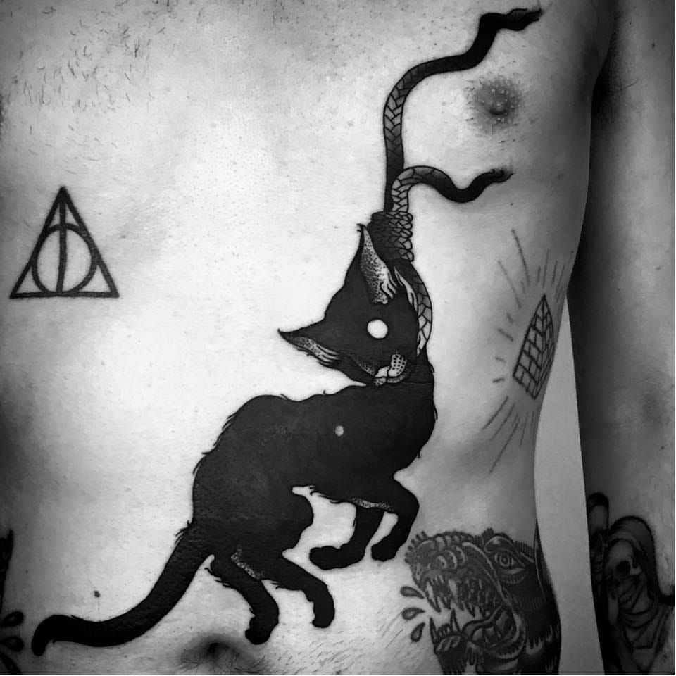 Tatuaje de gato negro de Matteo Al Denti #MatteoAlDenti #blackwork #blackcat #cat