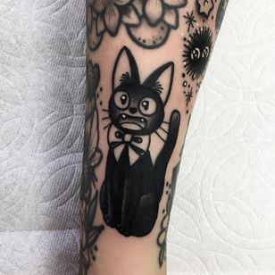 Tatuaje de Roberto Euan #RobertoEuan #newtraditional #jiji #kikisdeliveryservice #studioghibli #anime #manga #cat #petportrait #bow #sootsprite #blackandgrey