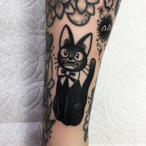 Tattoo by Roberto Euan #RobertoEuan #newtraditional #jiji #kikisdeliveryservice #studioghibli #anime #manga #cat #petportrait #bow #sootsprite #blackandgrey